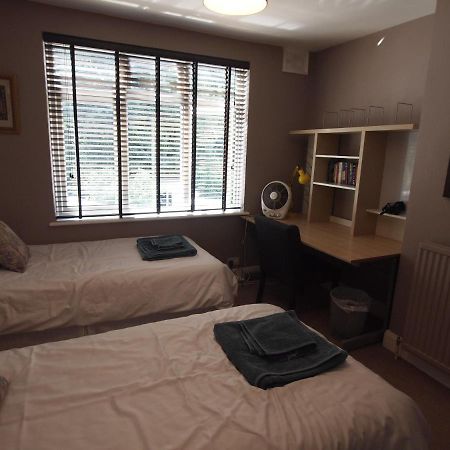 Friendly Home In South London Morden Extérieur photo
